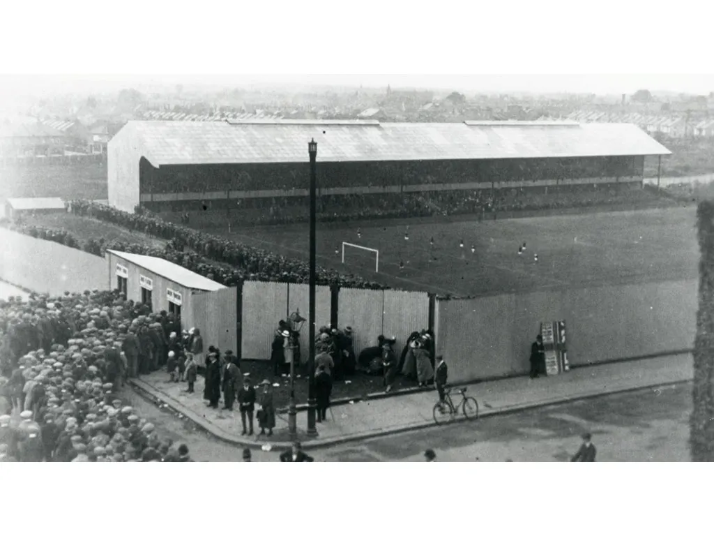 里程碑跨越：1920-1939 年水晶宫的丙级联赛传奇